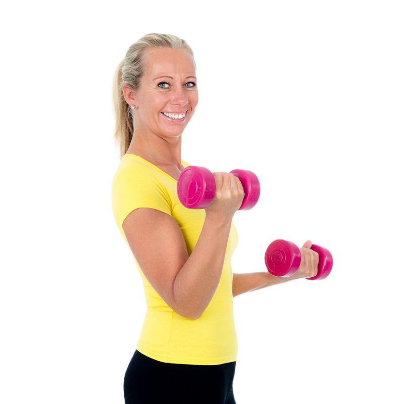 lady lifting dumbbells